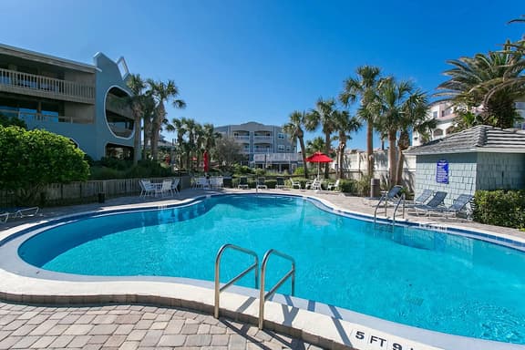 Garden View Condo Near Beach - Image 1